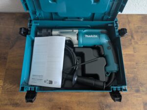 Koffer der Makita HP2051FJ Schlagbohrmaschine geöffnet