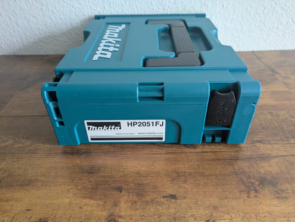 Koffer der Makita HP2051FJ Schlagbohrmaschine von der Seite