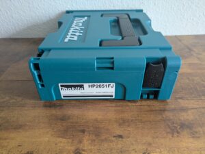 Koffer der Makita HP2051FJ Schlagbohrmaschine von der Seite