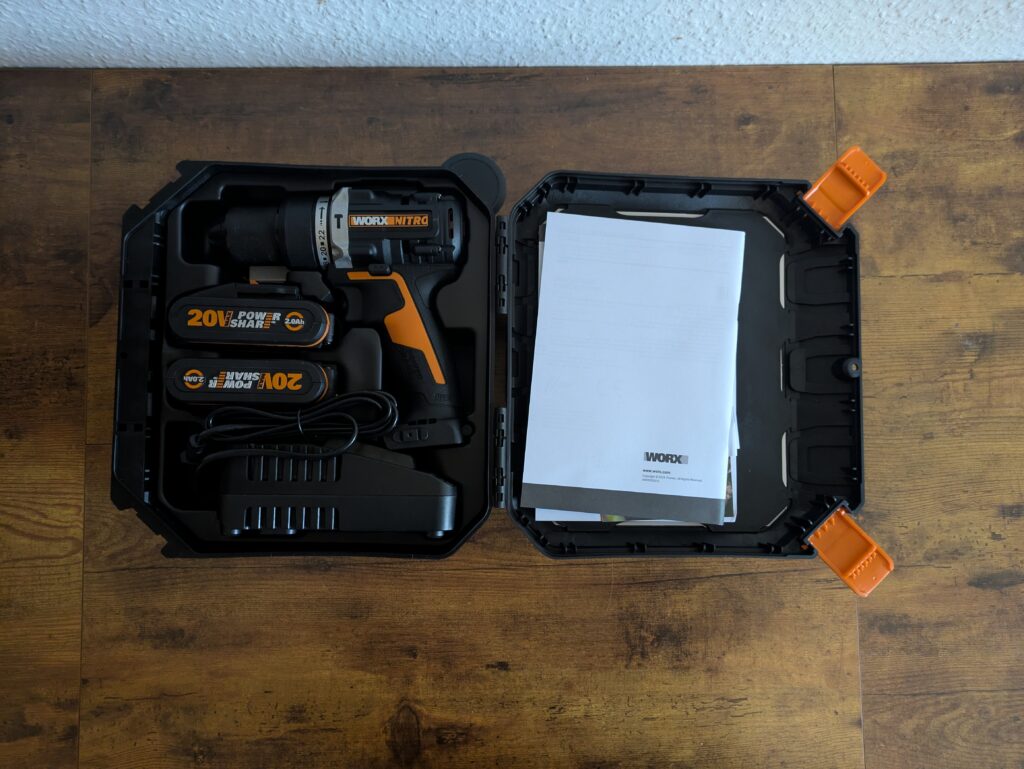 Koffer der WORX NITRO WX352.4 Schlagbohrmaschine geöffnet