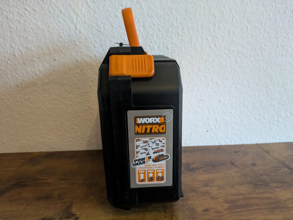 Koffer der WORX NITRO WX352.4 Schlagbohrmaschine von der Seite