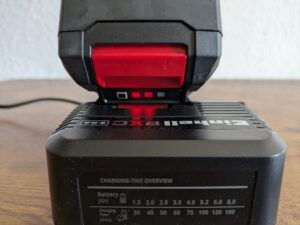Ladegerät der Einhell TE-ID 18 Li-Solo Schlagbohrmaschine im Einsatz (2)