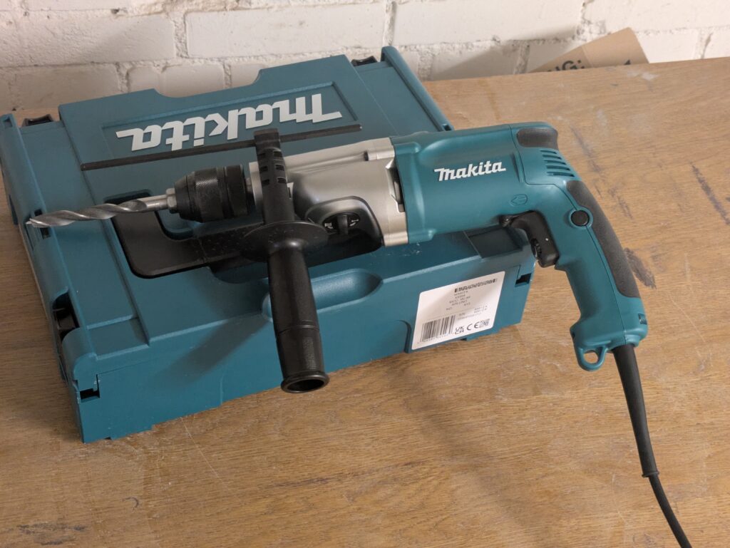 Makita HP2051FJ Schlagbohrmaschine im Einsatz