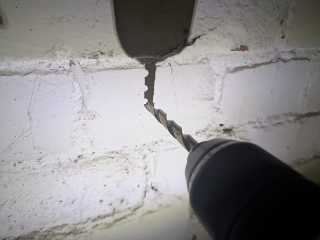 Makita HP2051FJ Schlagbohrmaschine im Einsatz mit LED
