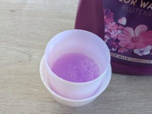 Perwoll Blütenrausch Waschmittel im Dosierdeckel