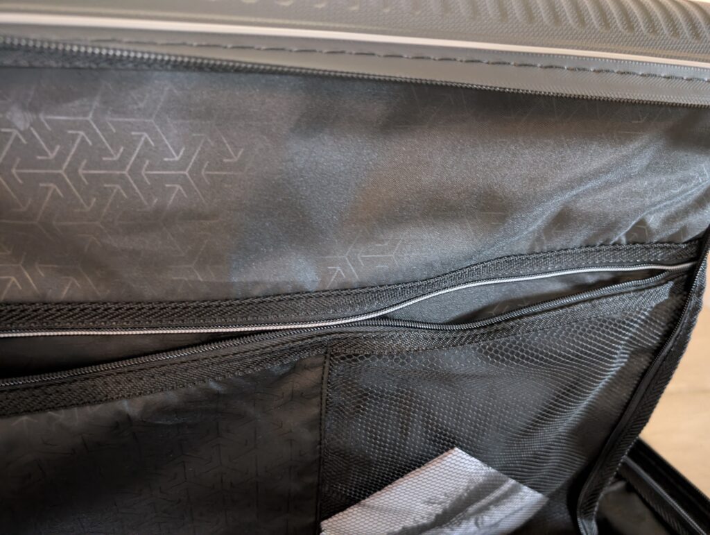 Travelite Roomer 4w Kofferset geteiltes Reißverschlussfach im Deckeltrenner Detail