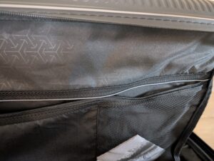 Travelite Roomer 4w Kofferset geteiltes Reißverschlussfach im Deckeltrenner Detail