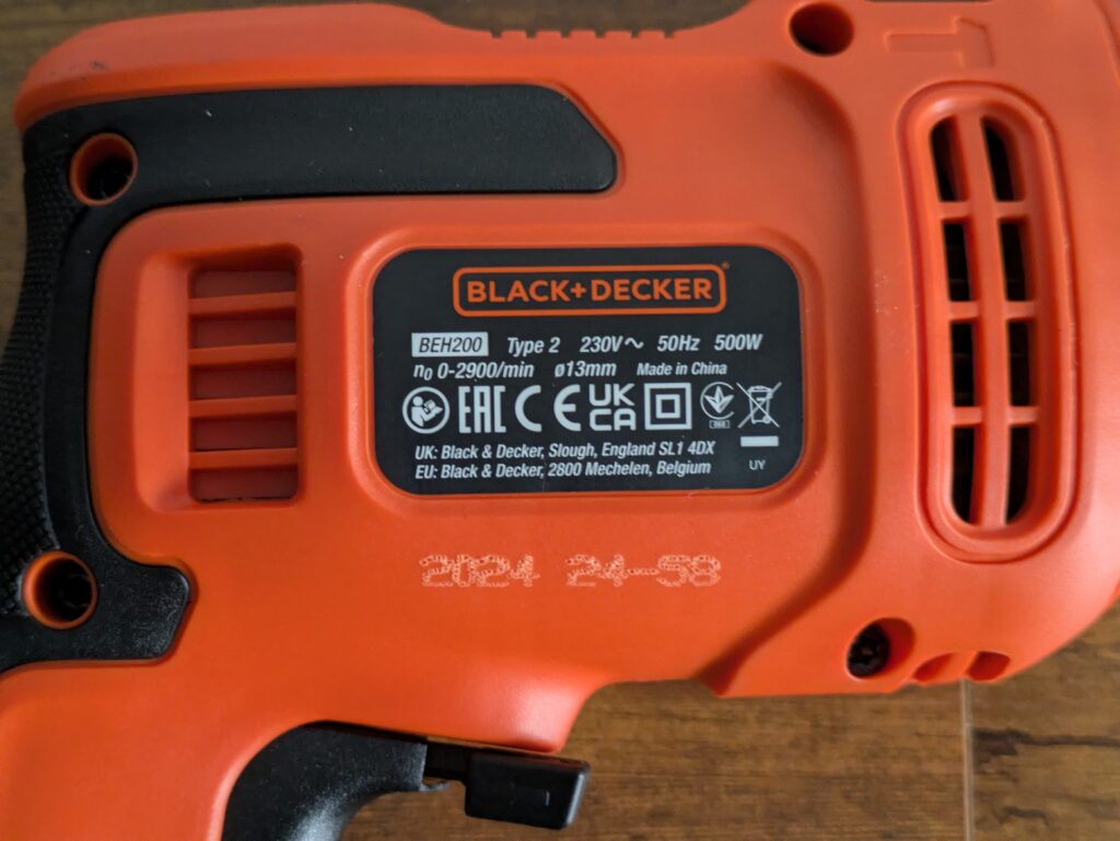 Typschild der BLACK+DECKER BEH200K-QS Schlagbohrmaschine