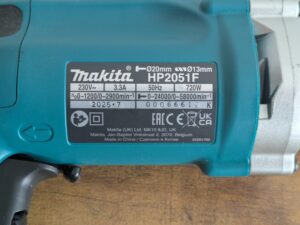 Typschild der Makita HP2051FJ Schlagbohrmaschine