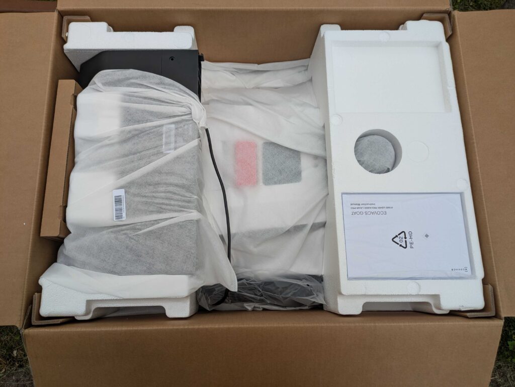 Verpackung des ECOVACS Goat A1600 LiDAR PRO Mähroboters geöffnet