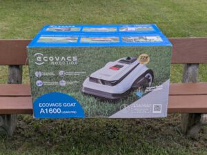 Verpackung des ECOVACS Goat A1600 LiDAR PRO Mähroboters von vorne