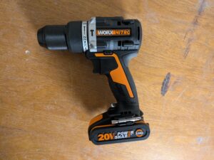WORX NITRO WX352.4 Schlagbohrmaschine im Einsatz (2)
