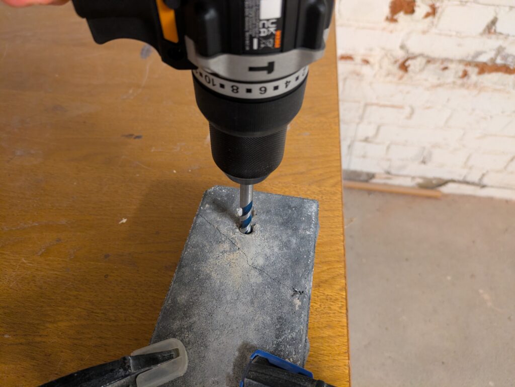 WORX NITRO WX352.4 Schlagbohrmaschine im Einsatz (3)