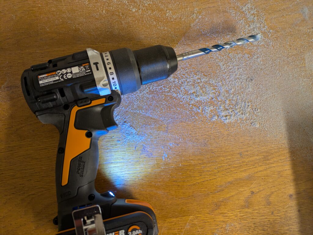 WORX NITRO WX352.4 Schlagbohrmaschine im Einsatz (4)