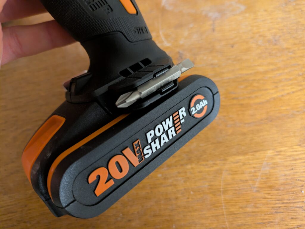 WORX NITRO WX352.4 Schlagbohrmaschine im Einsatz Bithalterung