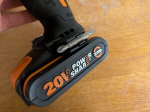 WORX NITRO WX352.4 Schlagbohrmaschine im Einsatz Bithalterung