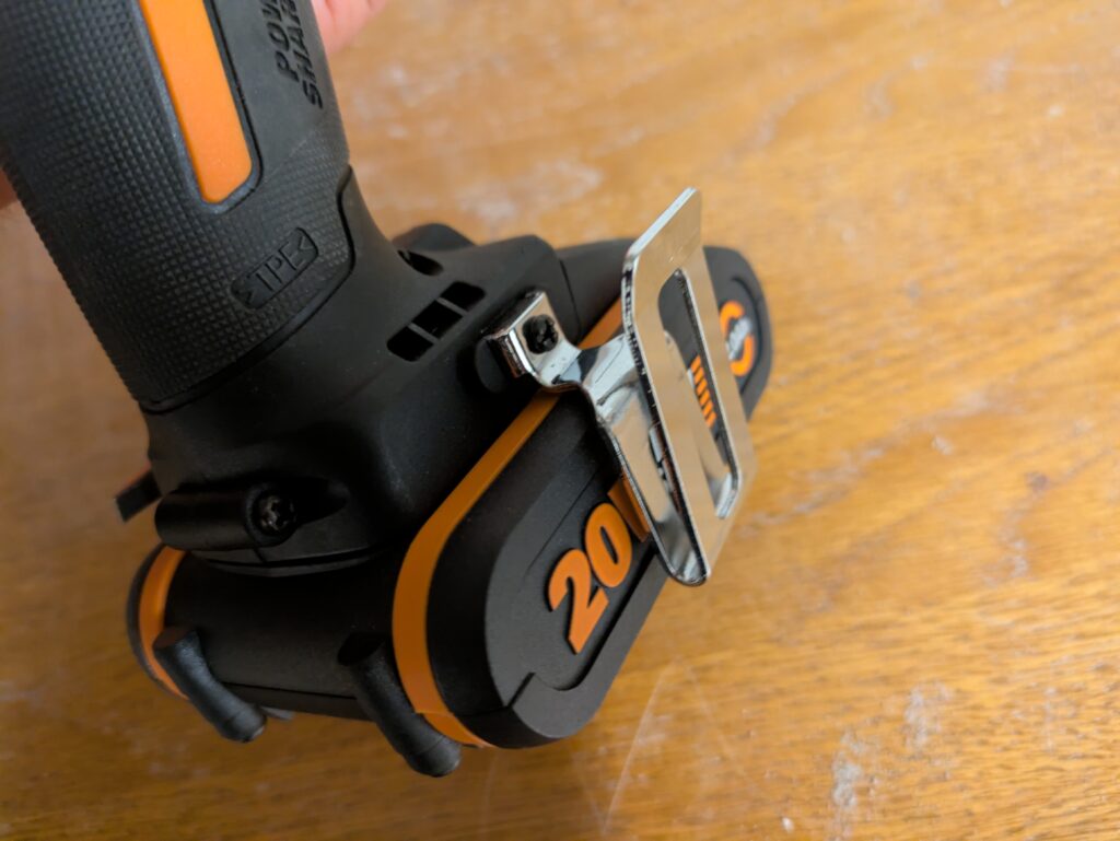 WORX NITRO WX352.4 Schlagbohrmaschine im Einsatz Gürtelclip