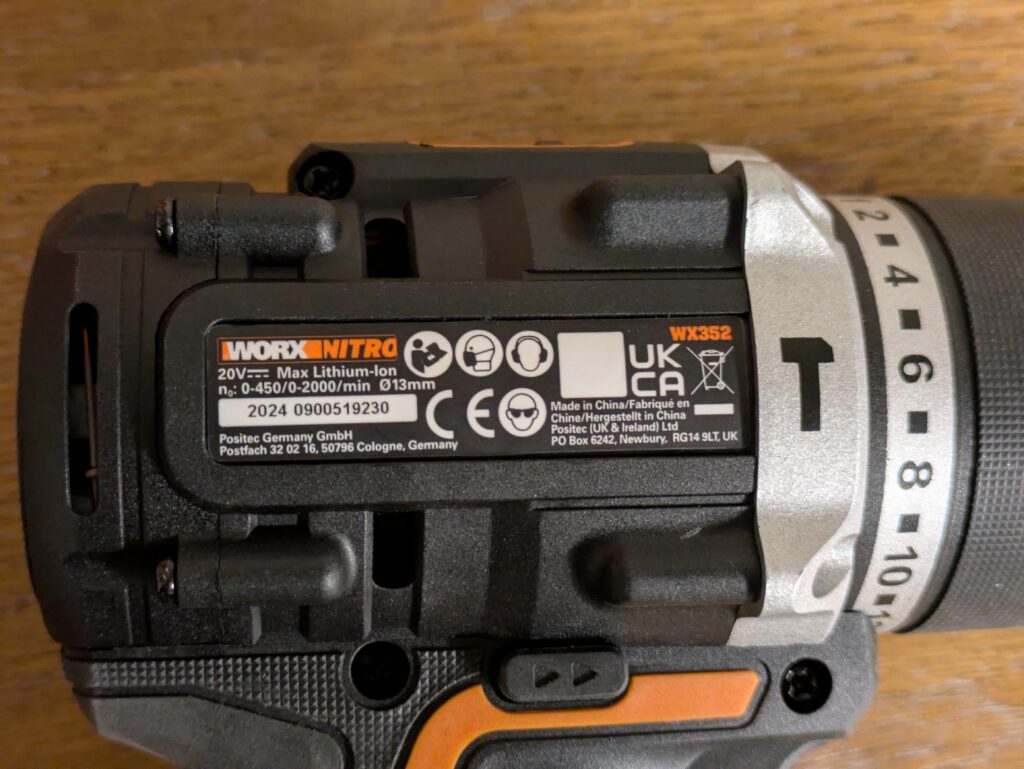 WORX NITRO WX352.4 Schlagbohrmaschine im Einsatz Typschild
