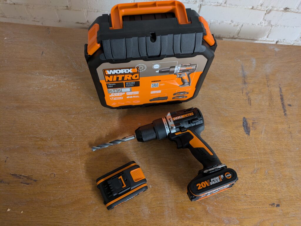 WORX NITRO WX352.4 Schlagbohrmaschine im Einsatz mit Koffer (2)
