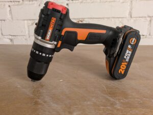 WORX NITRO WX355.9 Schlagbohrmaschine im Einsatz (2)