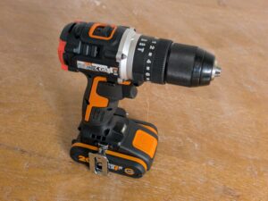 WORX NITRO WX355.9 Schlagbohrmaschine im Einsatz (4)