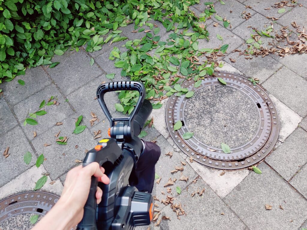 FUXTEC FX-E2LBS Laubsauger beim Laubsaugen