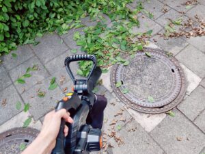 FUXTEC FX-E2LBS Laubsauger beim Laubsaugen