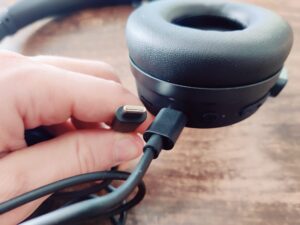 EarFun Wave Life Over-Ear-Kopfhörer USB-C-Kabel angeschlossen
