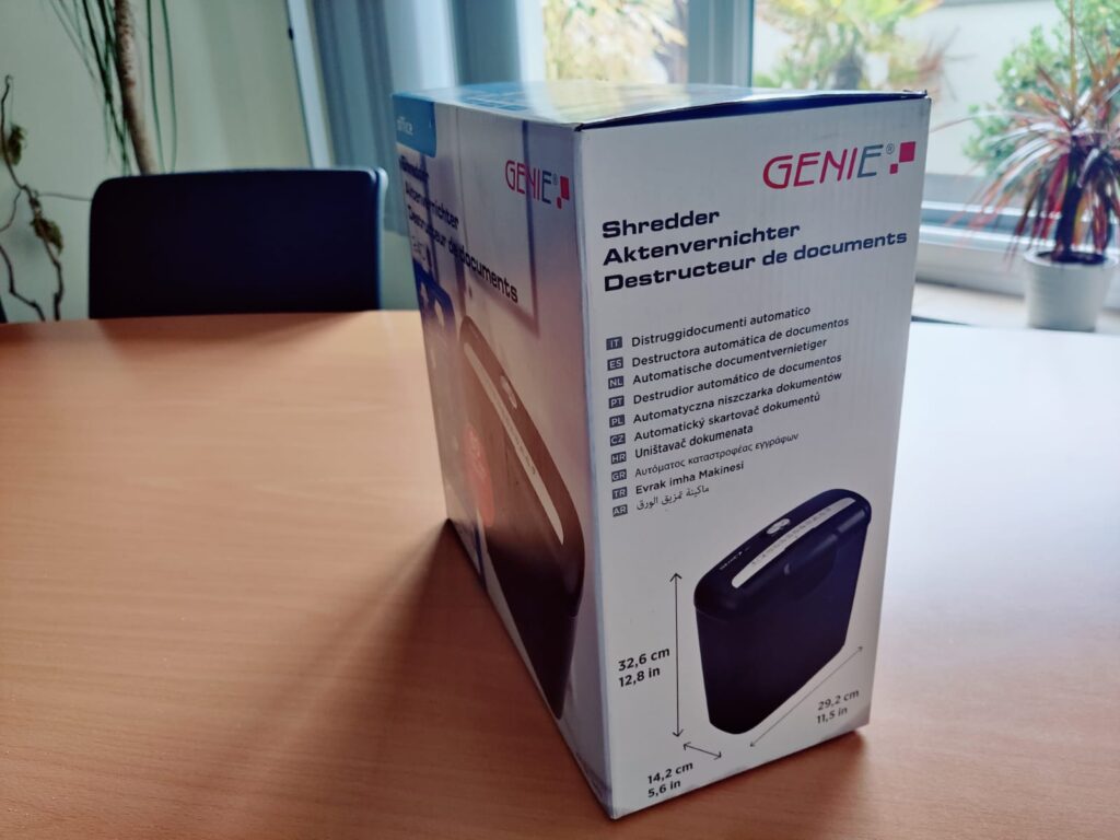 Genie 240S Aktenvernichter Verpackung seitlich