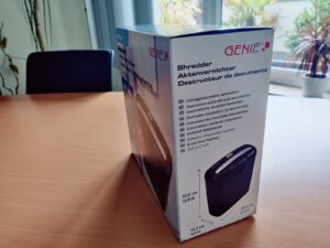 Genie 240S Aktenvernichter Verpackung seitlich