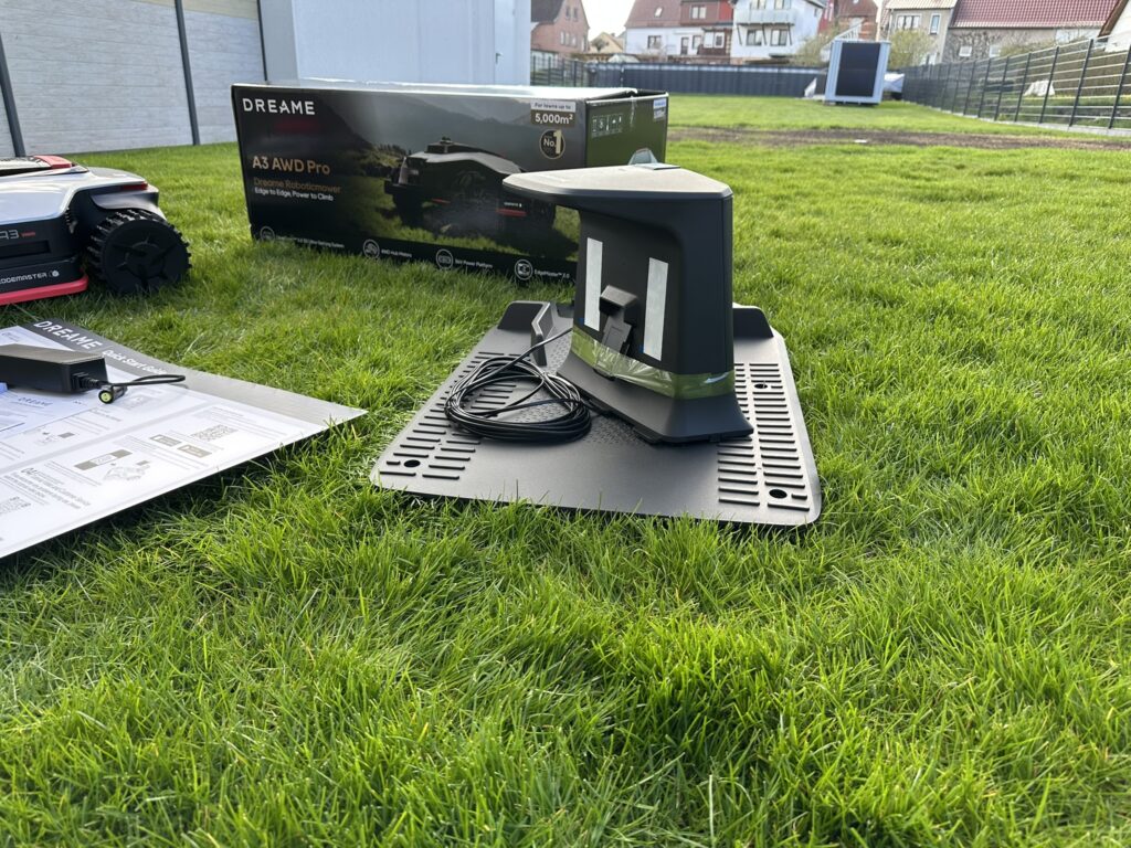 11-dreame-a3-awd-pro-ladestation-mit-kabel-auf-rasen