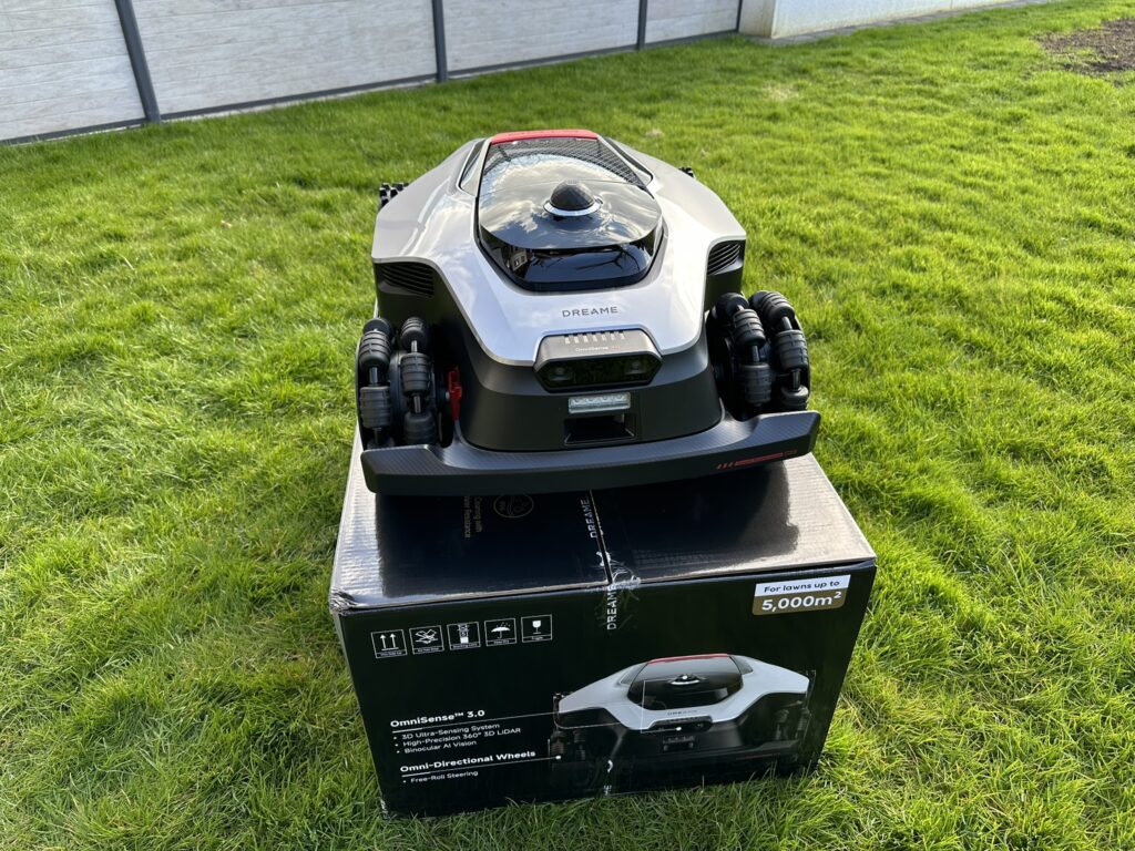 19-dreame-a3-awd-pro-roboter-frontansicht-auf-karton