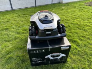 19-dreame-a3-awd-pro-roboter-frontansicht-auf-karton