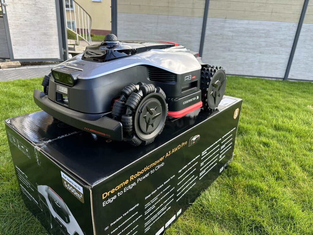 20-dreame-a3-awd-pro-roboter-front-schraeg-auf-karton
