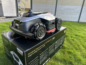 20-dreame-a3-awd-pro-roboter-front-schraeg-auf-karton