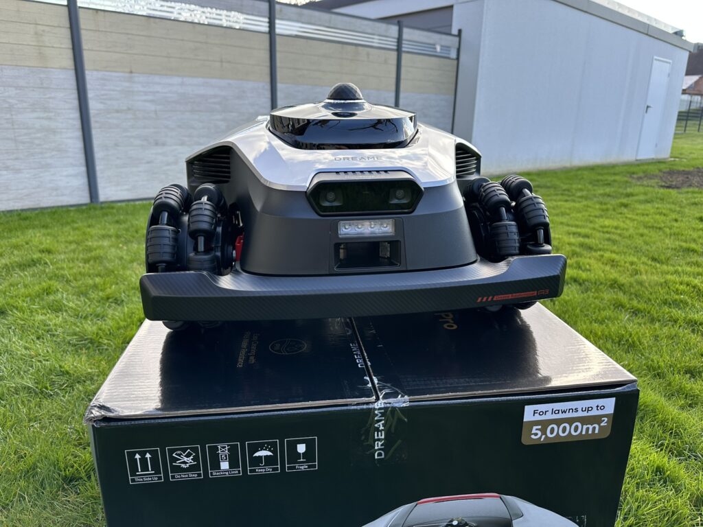 26-dreame-a3-awd-pro-roboter-auf-karton-front