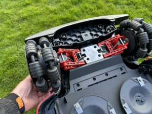 28-dreame-a3-awd-pro-unterseite-achsaufhaengung-detail