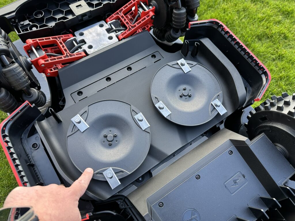 29-dreame-a3-awd-pro-unterseite-maehscheiben-detail