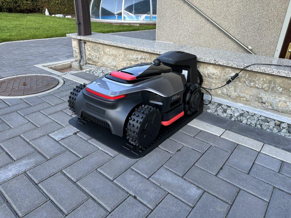 30-dreame-a3-awd-pro-roboter-angedockt-seitenansicht