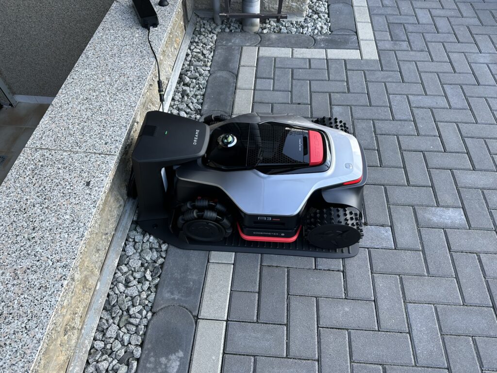 31-dreame-a3-awd-pro-roboter-angedockt-von-oben