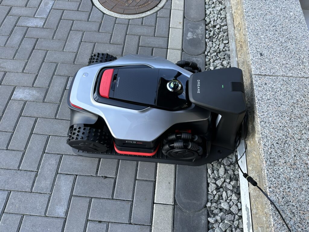 32-dreame-a3-awd-pro-roboter-angedockt-draufsicht