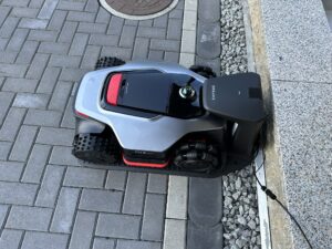 32-dreame-a3-awd-pro-roboter-angedockt-draufsicht