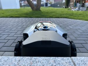 33-dreame-a3-awd-pro-dock-einfahrt-frontansicht