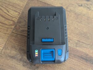 Akku des Scheppach C-DD45 Akkuschraubers von vorne mit LED