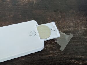 Hiloshine-Tageslichtlampe Fernbedienung Batteriefach mit Knopfzelle