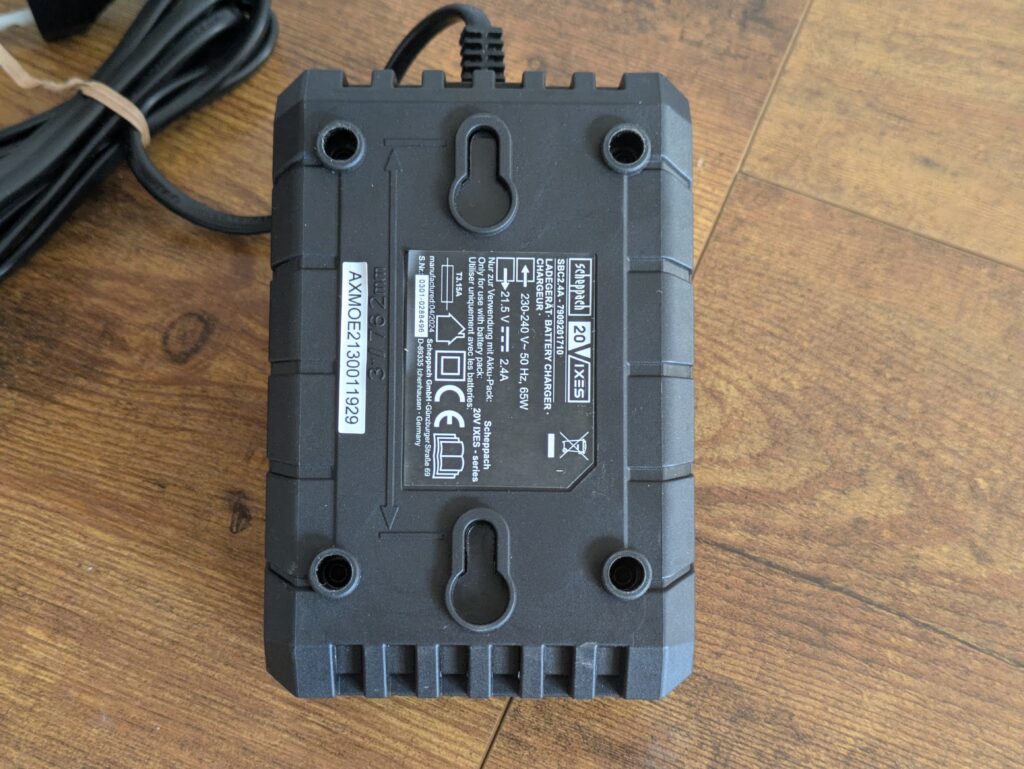 Ladegerät des Scheppach C-DD45 Akkuschraubers von unten