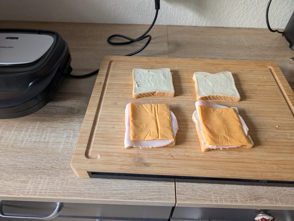 Philips 5000-Serie 3-in-1 Sandwichmaker Toast vor der Zubereitung