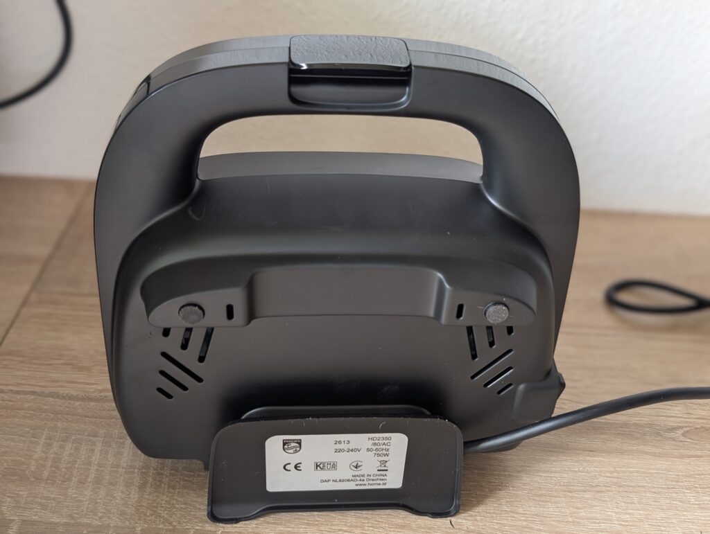 Philips 5000-Serie 3-in-1 Sandwichmaker Unterseite mit Kabelaufwicklung