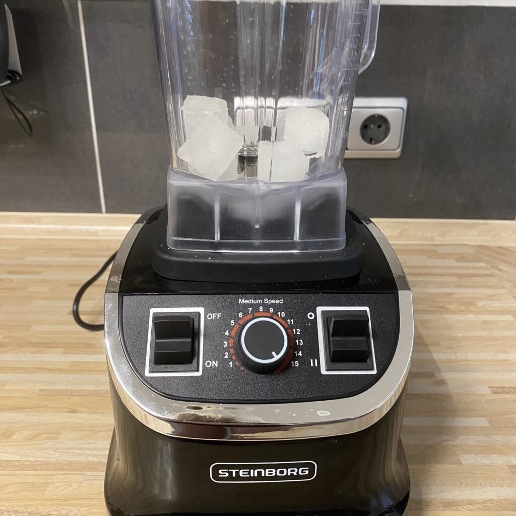 STEINBORG Standmixer SB-7060 Eiswürfel vorher