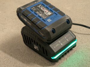 Scheppach C-DD45 Akkuschrauber Ladegerät im Einsatz (2)